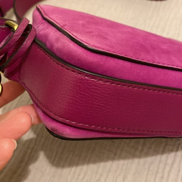 Fossil nubuck / suede leather fuchsia camera bag in very good condition. - Picture 5 of 12